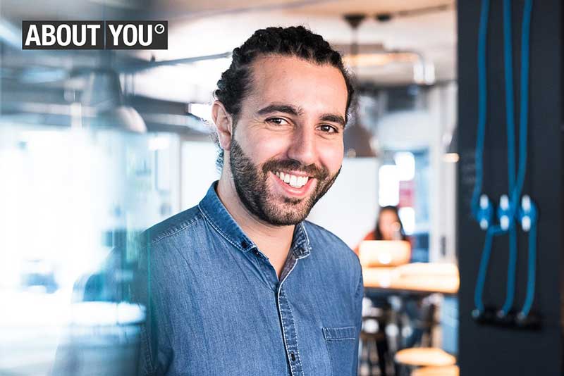 Foto-Tarek-Mueller_Credit_-ABOUT-YOU_mit-Logo